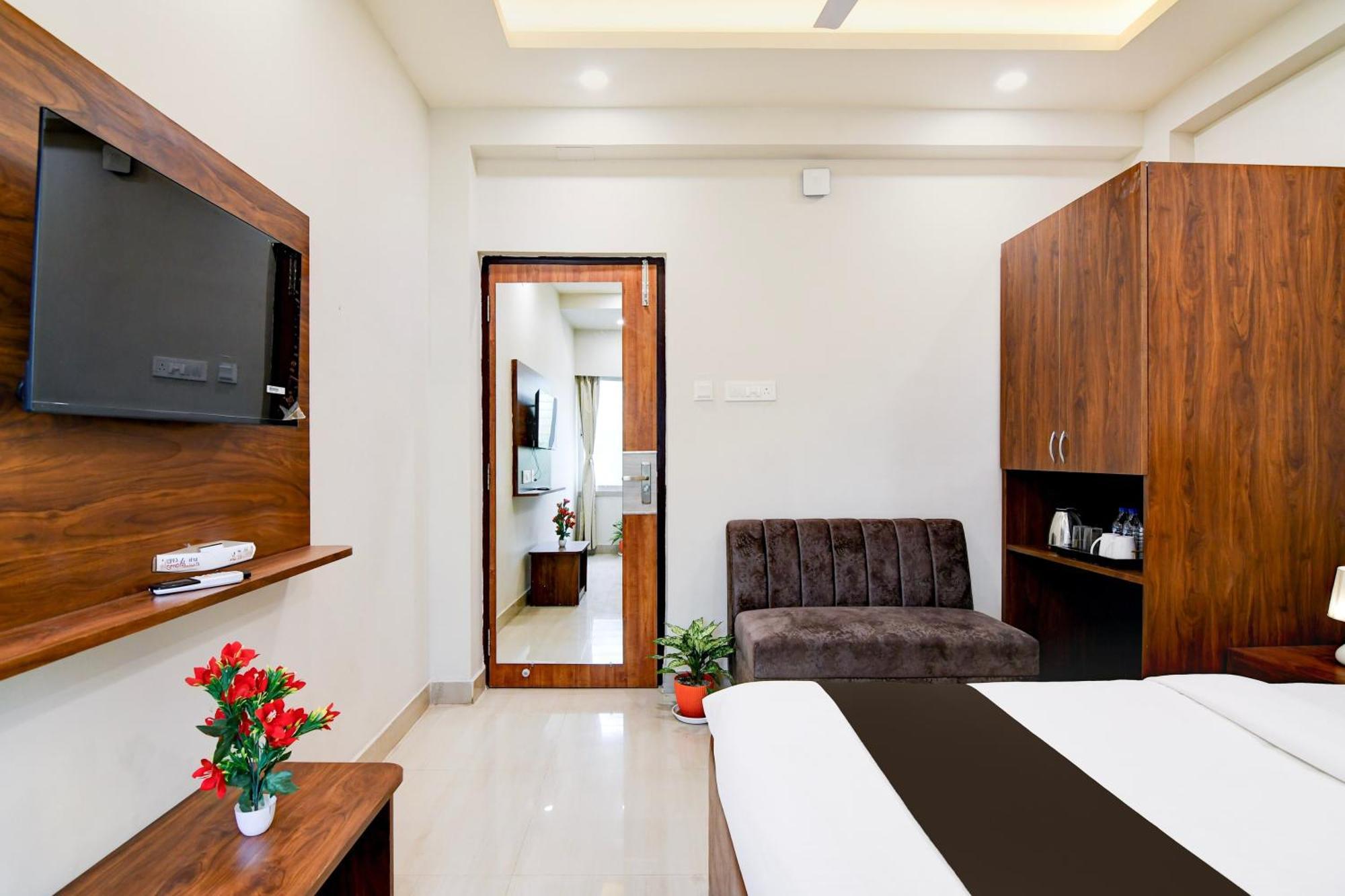 Super Townhouse Kaikhali Near Airport Calcutá Exterior foto