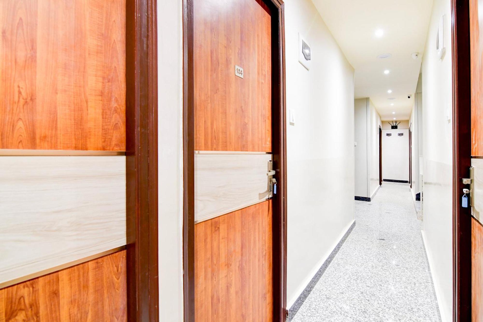 Super Townhouse Kaikhali Near Airport Calcutá Exterior foto